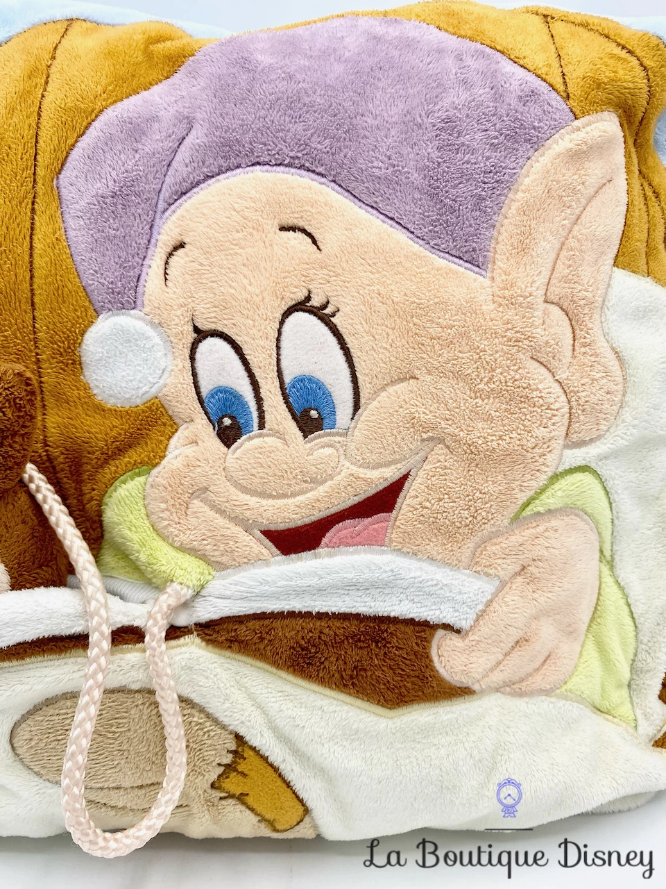 Coussin Simplet Disney Store Oreiller Blanche Neige Et Les Sept Nains Peluche Poche 4 Coussin Simplet Disney Store Oreiller Blanche Neige Et Les Sept Nains Peluche Poche – Image 2