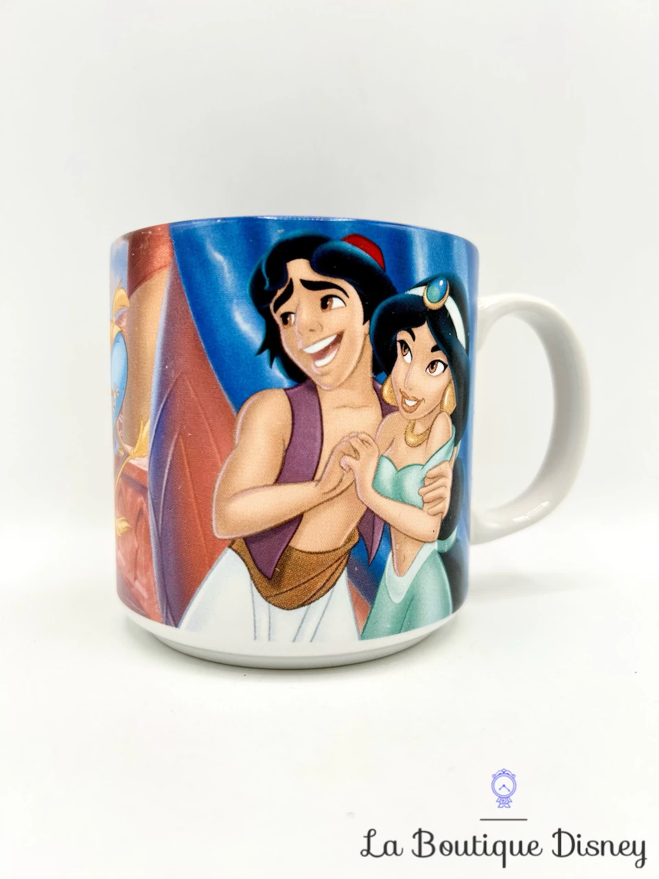 Tasse Scène Aladdin Disney Store Exclusive Classics 2010 Mug Scène Film Jasmine Génie Abu Sultan Rajah 6 Tasse Scène Aladdin Disney Store Exclusive Classics 2010 Mug Scène Film Jasmine Génie Abu Sultan Rajah – Image 4